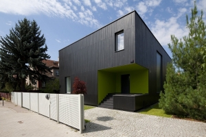 Дом квадратной формы с деревянным фасадом