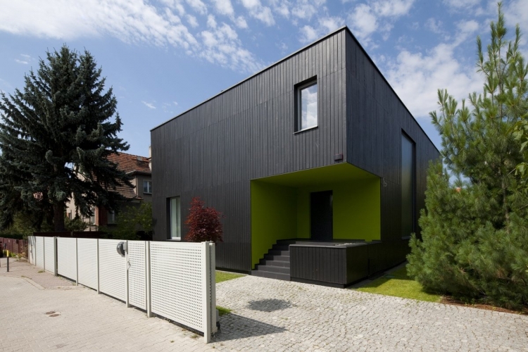 Будинок квадратної форми з дерев'яним фасадом