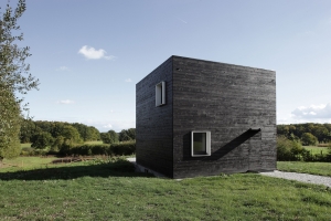 Дом кубической формы из дерева