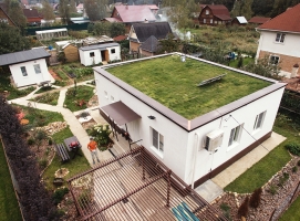Дом с плоской крышый и газоном