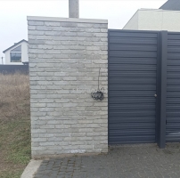 Современный забор из бетона и крипича лофт